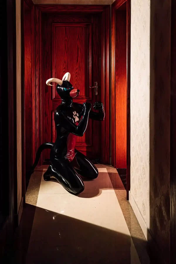 Latex Male Devil-Dog Inflatable Tail Catsuit